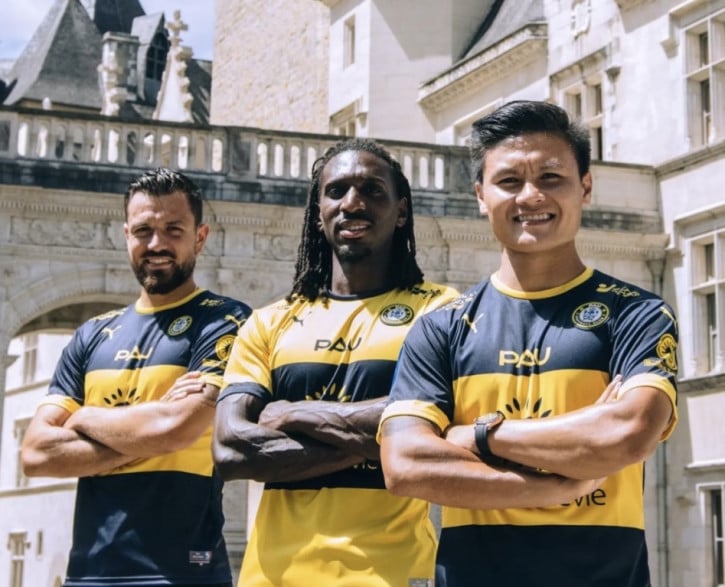 Quang Hải có hành động đẹp ở Pau FC - Ảnh 1.