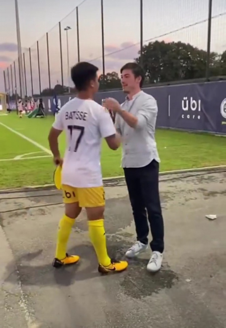 Quang Hải có hành động đẹp ở Pau FC - Ảnh 2.