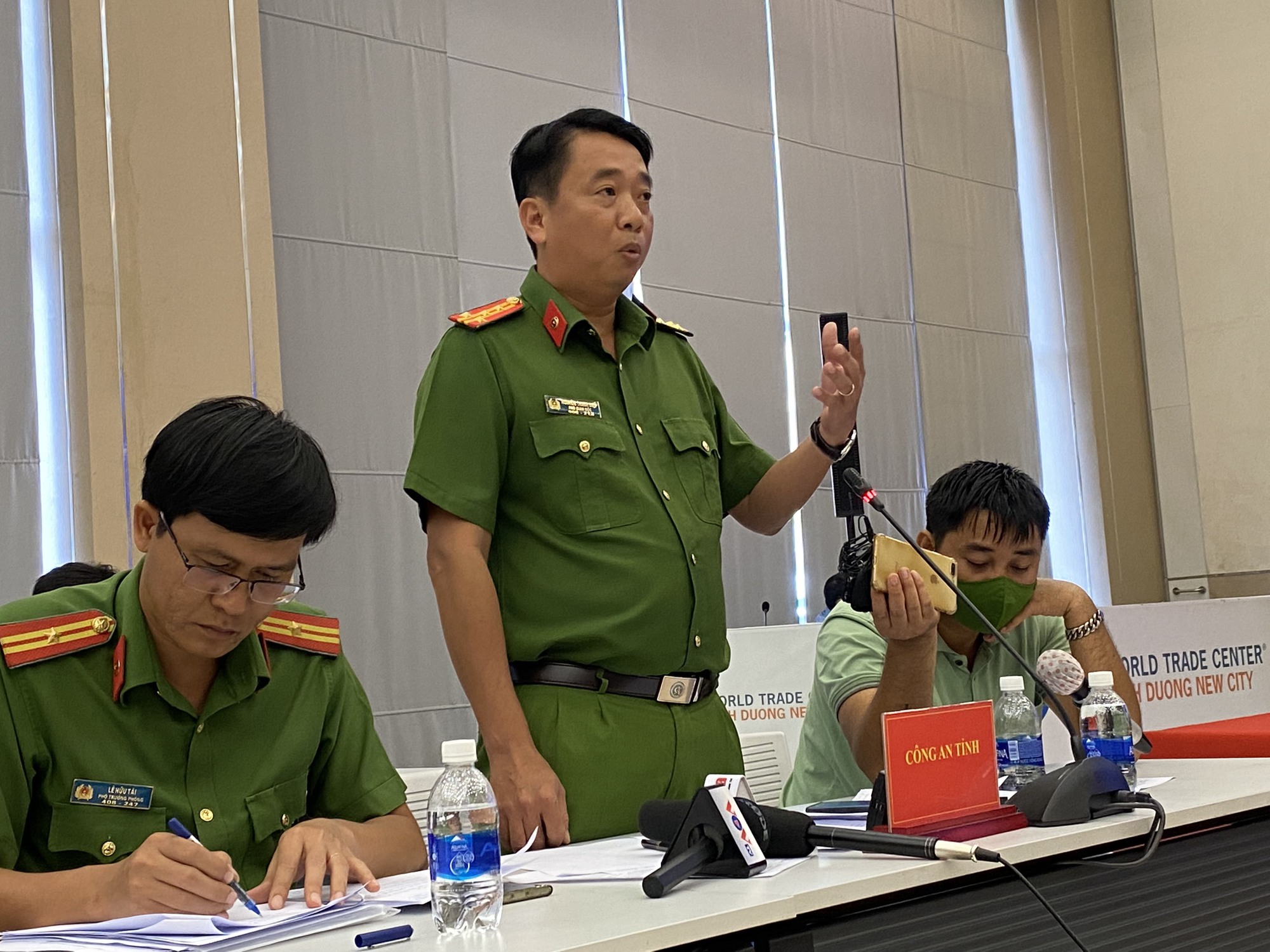 Cập nhật Bình Dương họp báo công bố thông tin vụ cháy tại quán karaoke: Nguyên nhân có thể do chập điện - Ảnh 4.