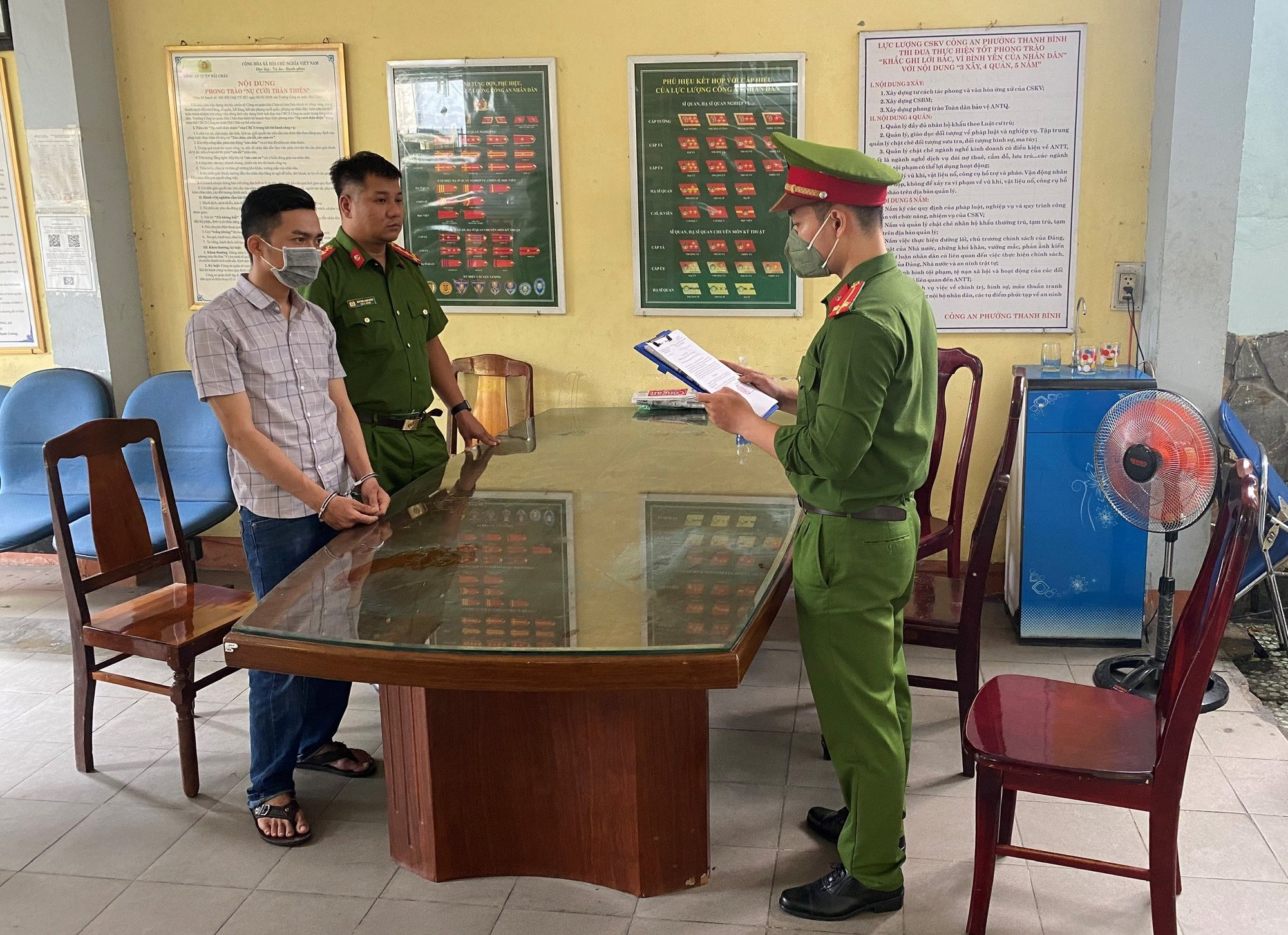 Bắt giam đầu bếp chém nhiều nhát vào người &quot;đối thủ&quot; - Ảnh 1.