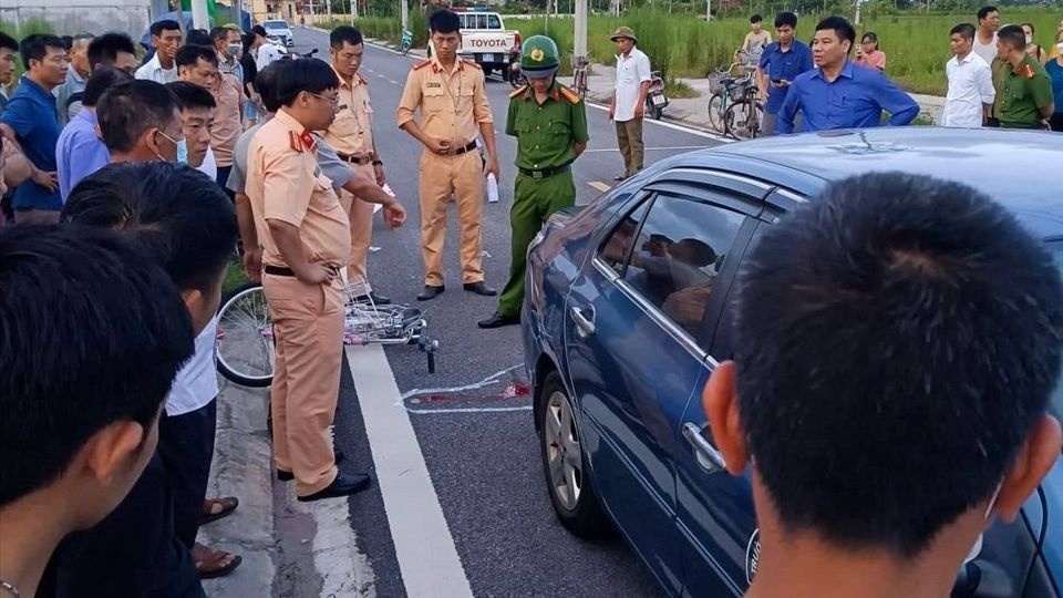 Vụ bé 5 tuổi tử vong do xe tập lái: Quy định về tội danh mà thầy dạy lái bị khởi tố - Ảnh 1.