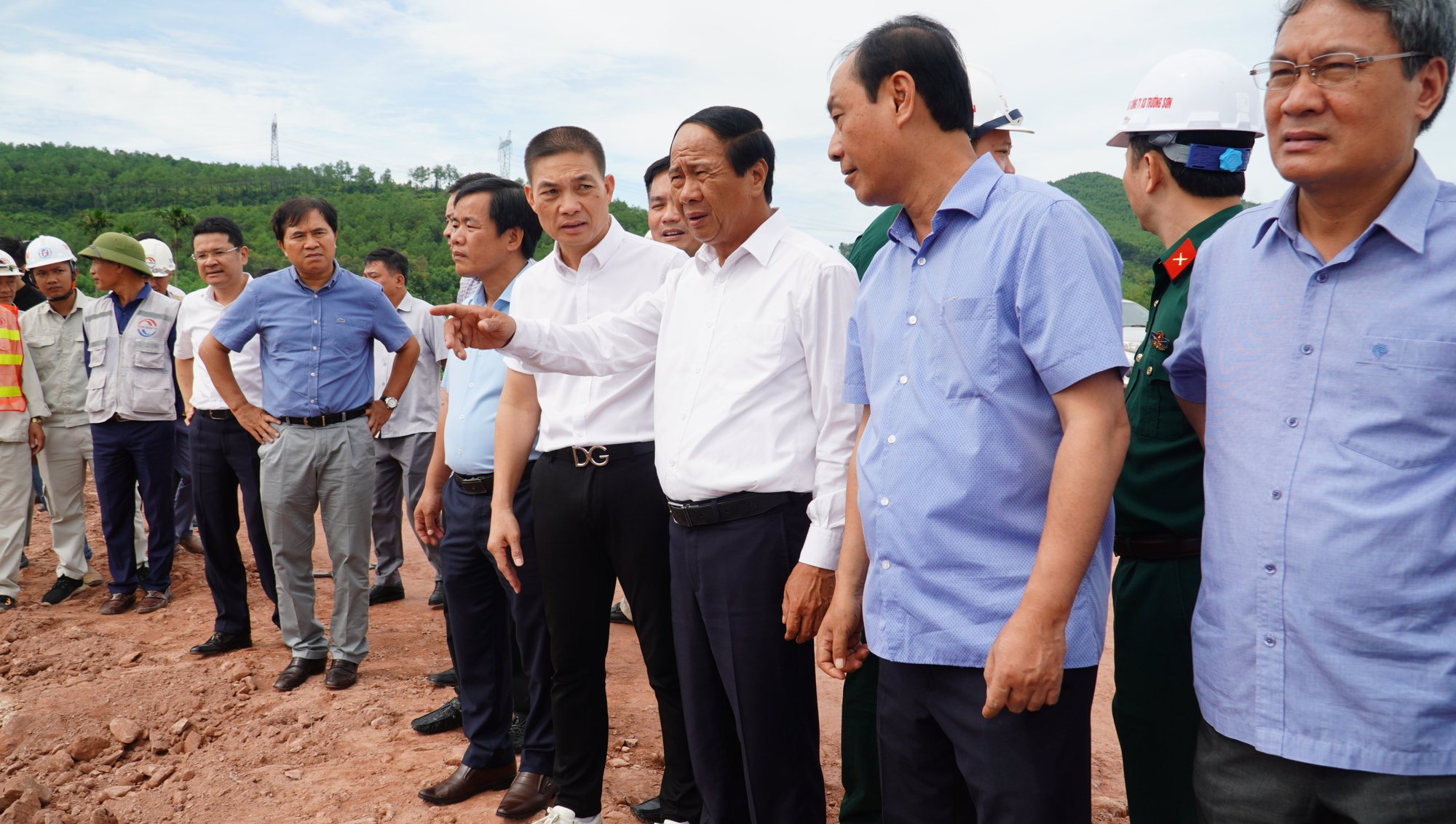 Yêu cầu nhà thầu cao tốc Cam Lộ- La Sơn chịu trách nhiệm trước dân và Chính phủ về chất lượng, tiến độ - Ảnh 2.