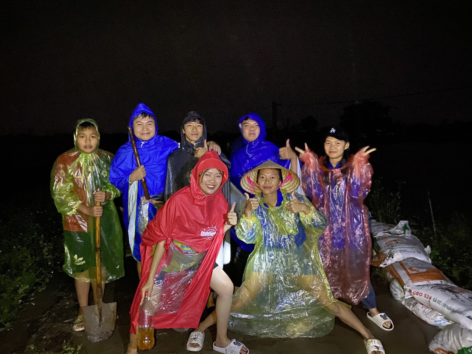 Hà Nội: Nước sông Bùi lên cao, người dân trắng đêm đắp bao tải cát ngăn nước tràn vào làng - Ảnh 4.