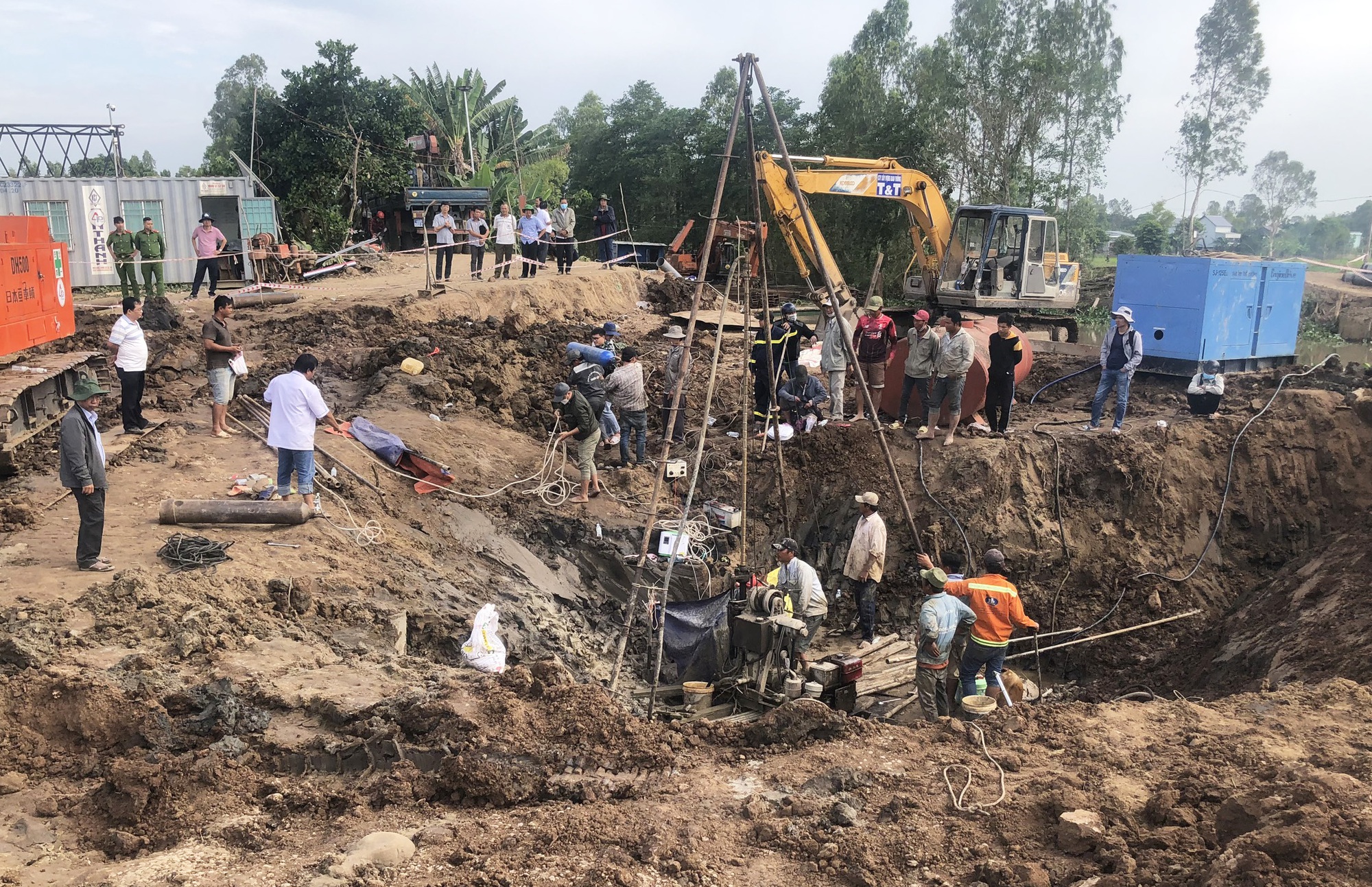 Huy động thêm thiết bị hiện đại đẩy nhanh tiến độ cứu bé trai 10 tuổi rơi xuống trụ bê tông sâu 35m - Ảnh 1.