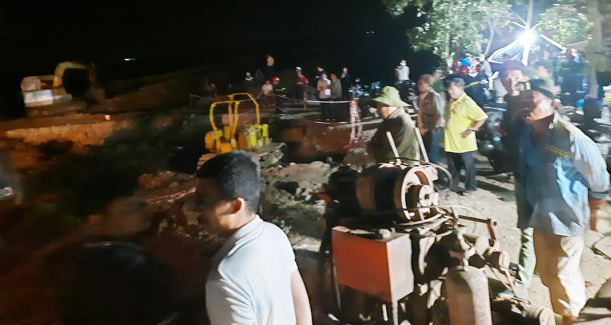 Cứu bé trai 10 tuổi rơi xuống trụ bê tông sâu 35m bằng phương án nào? - Ảnh 2.