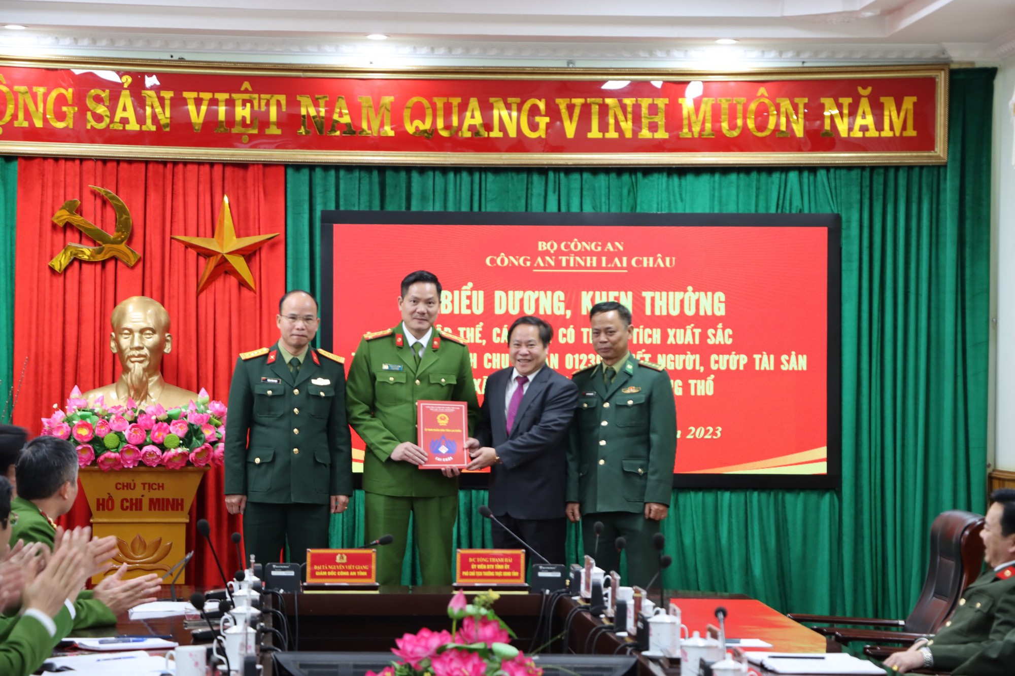 Biểu dương khen thưởng các tập thể, cá nhân trong chuyên án giết người, cướp tài sản ở đồi cao su - Ảnh 2. Biểu dương khen thưởng các tập thể, cá nhân trong chuyên án giết người, cướp tài sản ở đồi cao su - Ảnh 2.