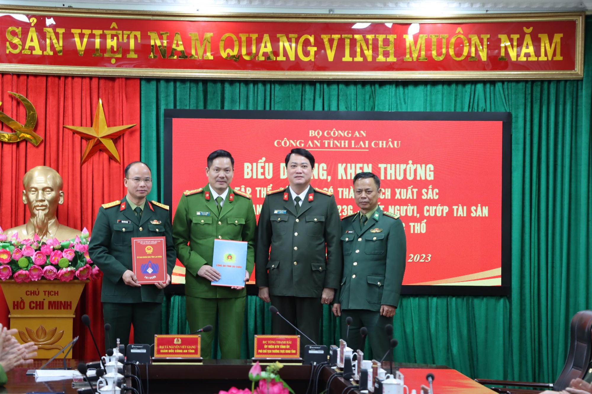 Biểu dương khen thưởng các tập thể, cá nhân trong chuyên án giết người, cướp tài sản ở đồi cao su - Ảnh 3. Biểu dương khen thưởng các tập thể, cá nhân trong chuyên án giết người, cướp tài sản ở đồi cao su - Ảnh 3.