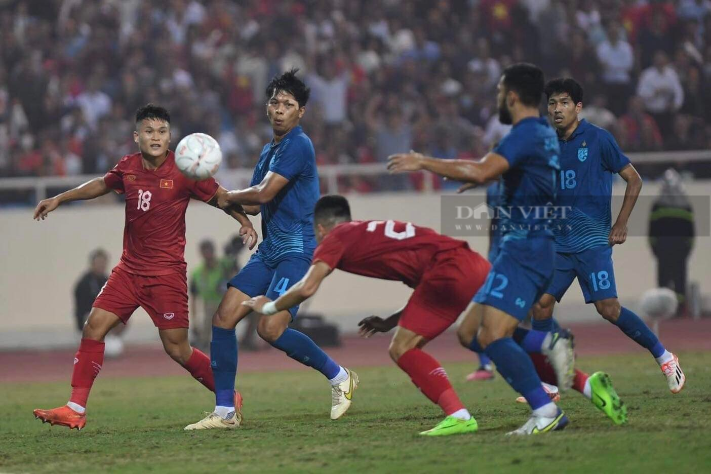 Tiến Linh đánh đầu cận thành, tung lưới ĐT Thái Lan - Ảnh 1.
