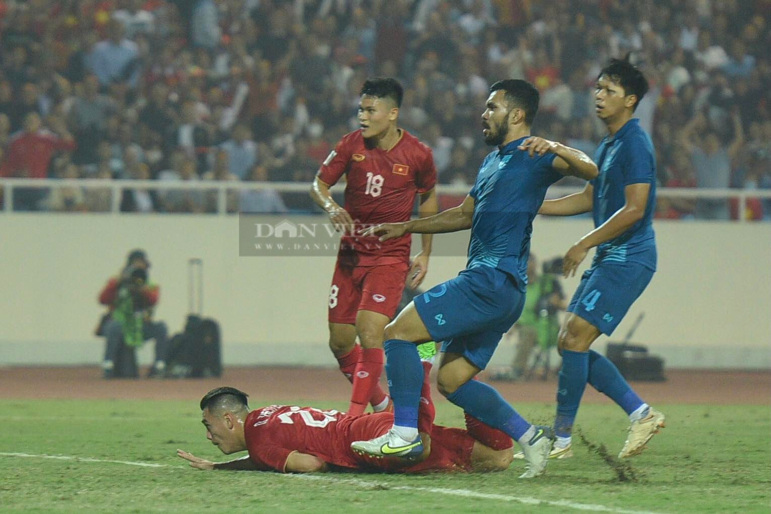 Tiến Linh đánh đầu cận thành, tung lưới ĐT Thái Lan - Ảnh 2.