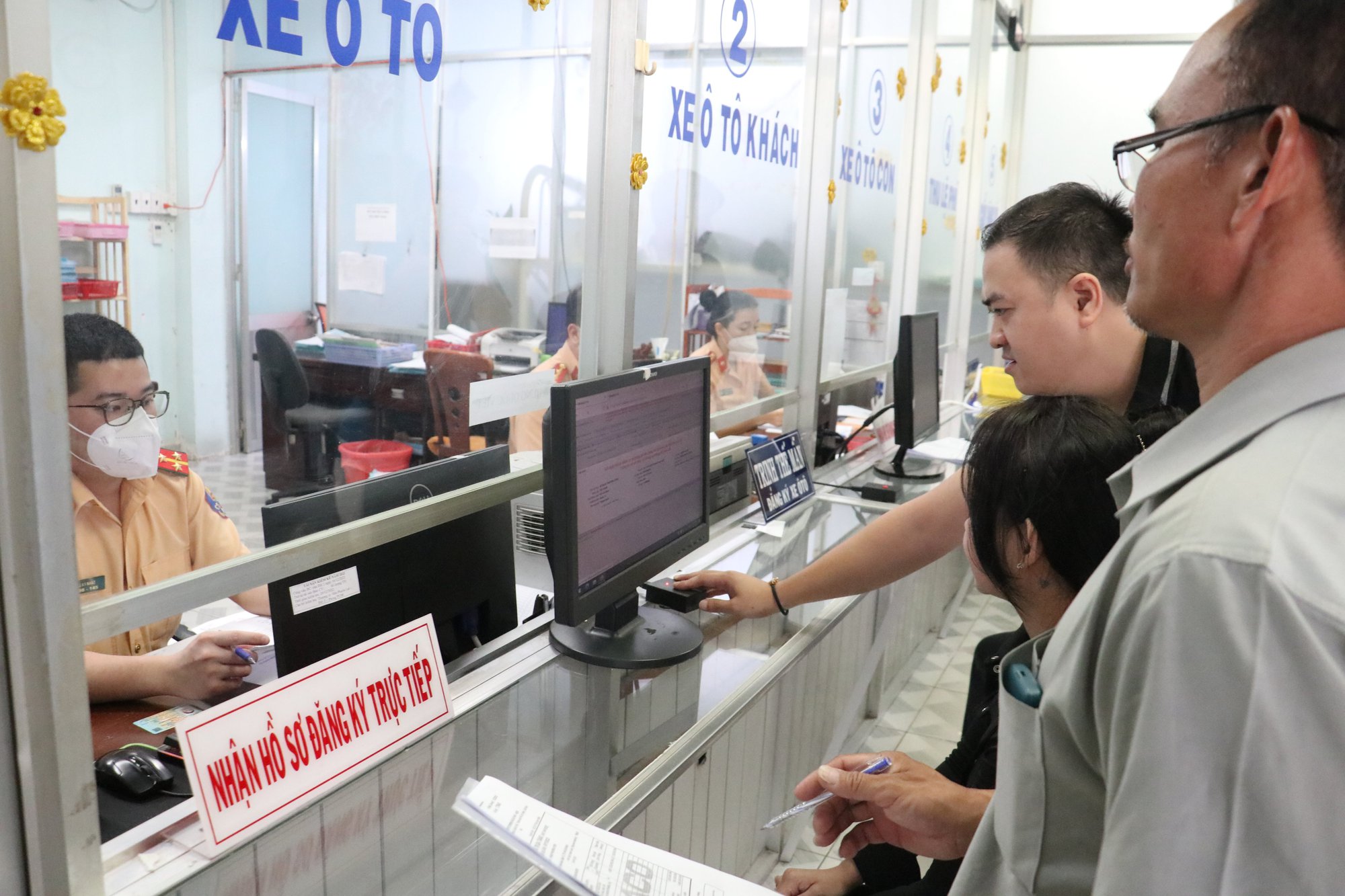 TP.HCM: 30 Tết vẫn giải quyết vẫn giải quyết những thủ tục liên quan đến đăng ký xe - Ảnh 1.