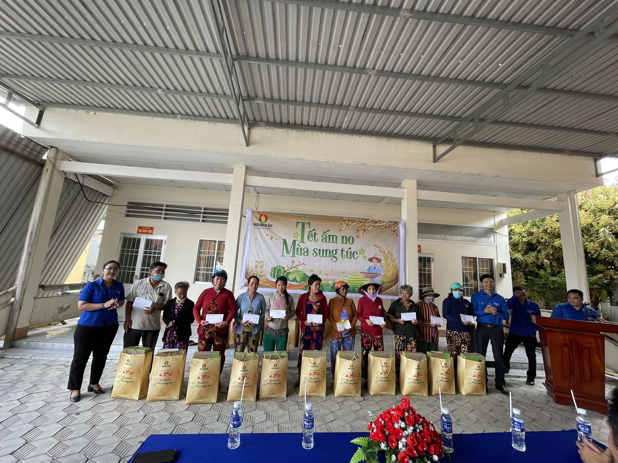 PVCFC mang “Tết ấm no - Mùa sung túc” đến người dân nơi cục Nam tổ quốc - Ảnh 2.