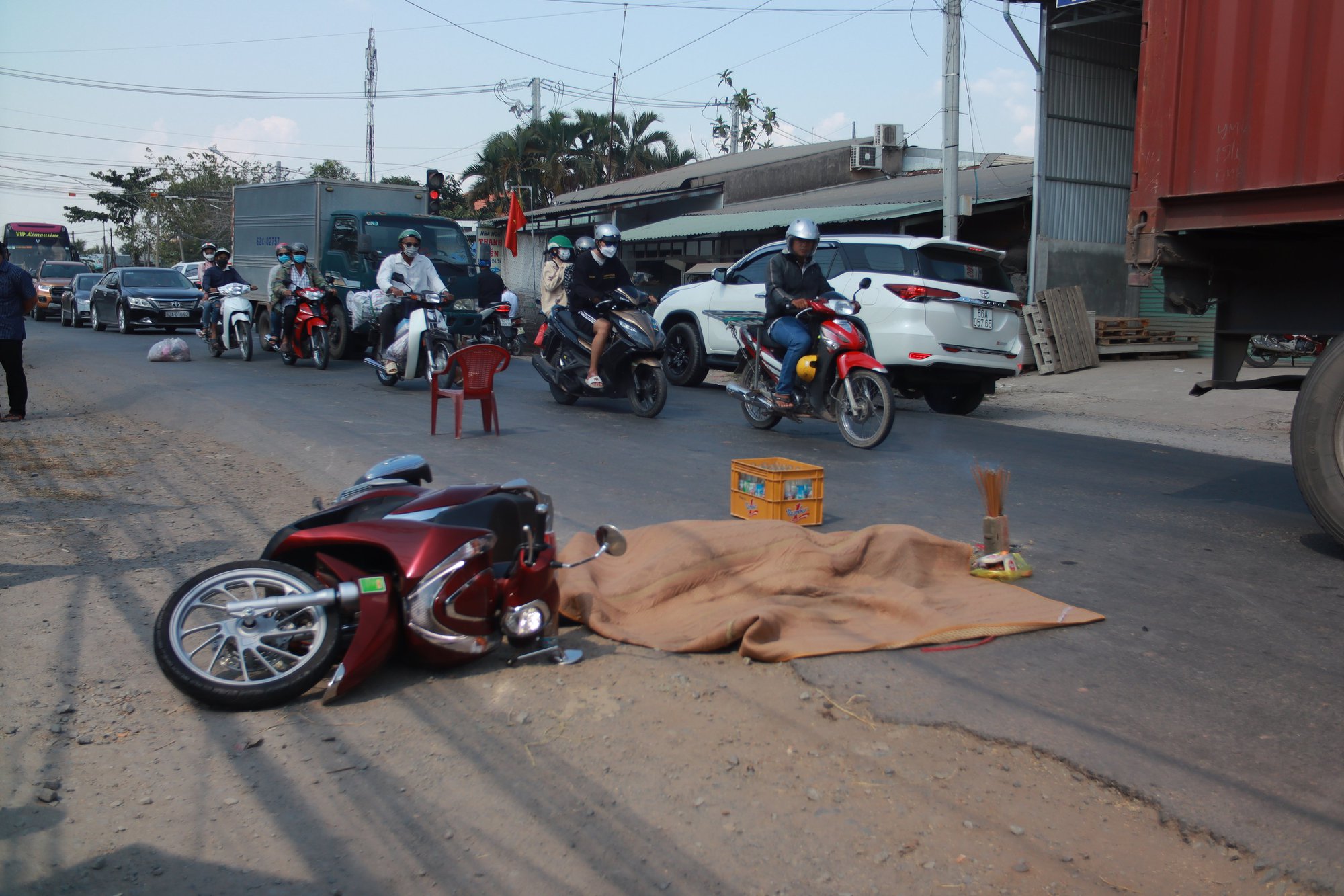 Long An: Giật mình nghe tiếng còi xe, phụ nữ ngã xuống lộ bị xe tải cán tử vong - Ảnh 2.
