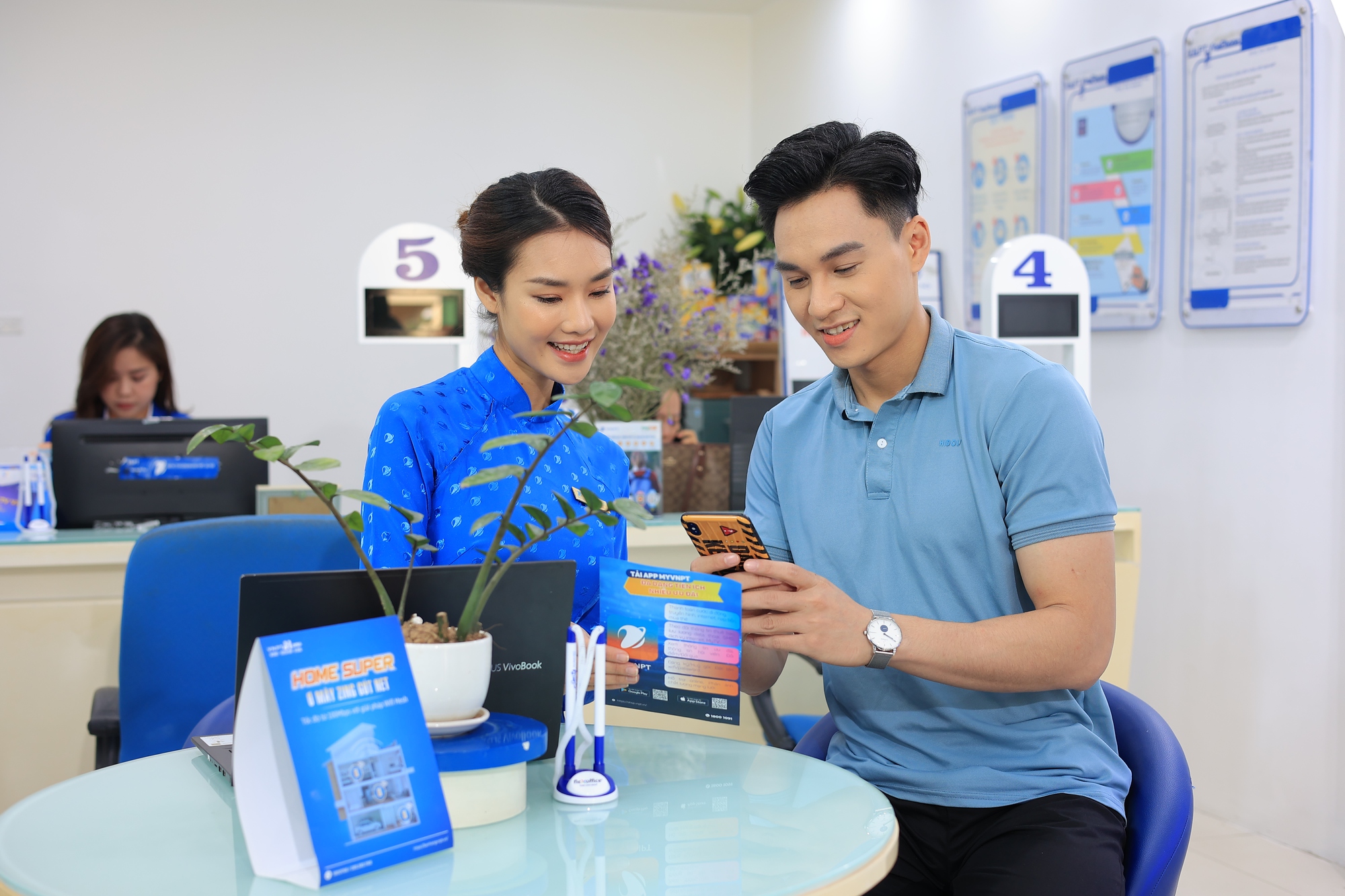 Khách hàng hào hứng đăng ký gói Vô cực của VinaPhone thuê bao trả trước để có ngay 5GB tốc độ cao, không giới hạn dung lượng tốc độ thường