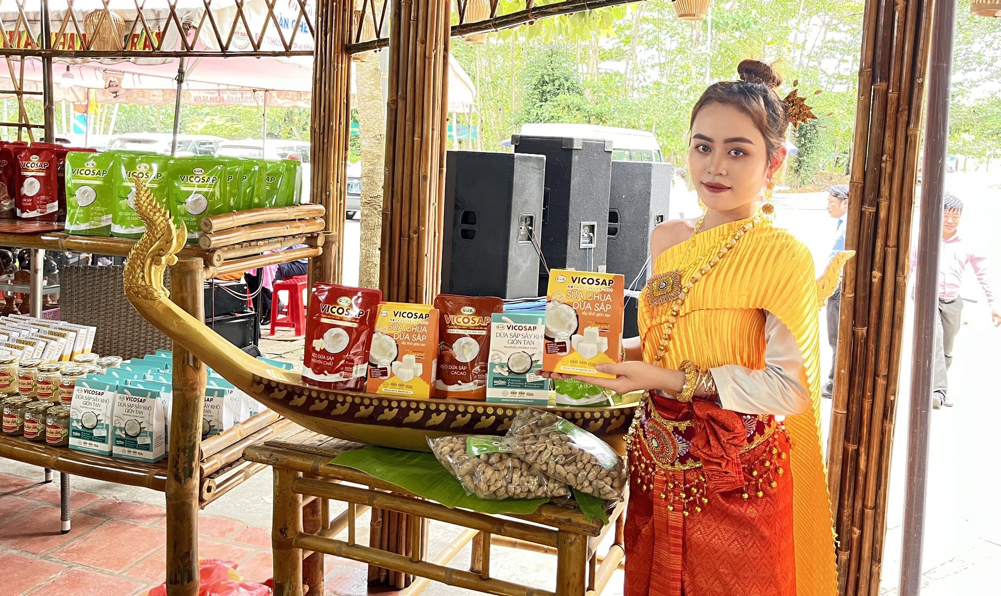 Chế biến dừa sáp thành 8 sản phẩm OCOP 4 sao, chàng trai đưa đặc sản Trà Vinh vươn ra thế giới - Ảnh 1.