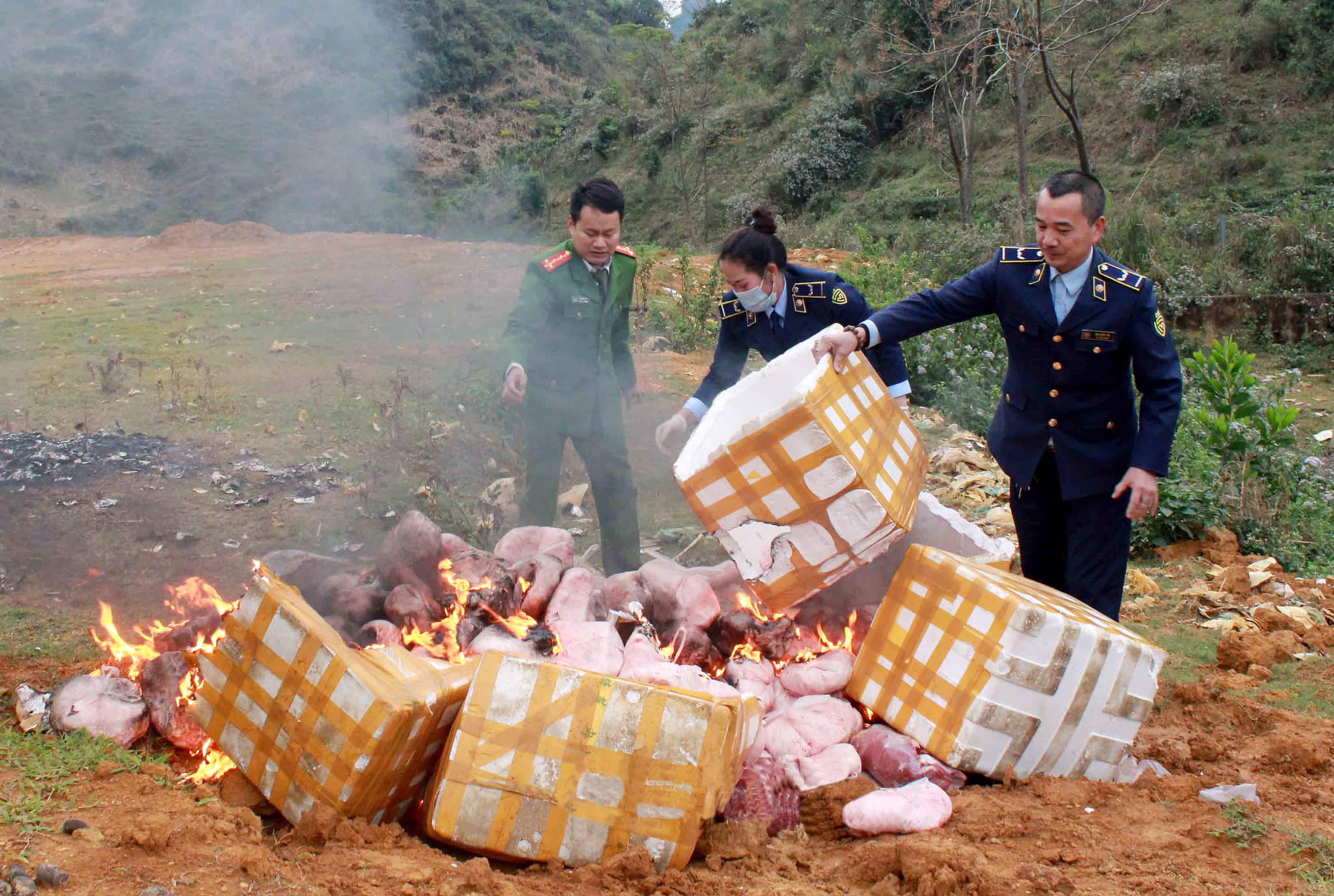Lai Châu: Tiêu huỷ 450kg mỡ lợn không rõ nguồn gốc - Ảnh 1. Lai Châu: Tiêu huỷ 450kg mỡ lợn không rõ nguồn gốc - Ảnh 1.