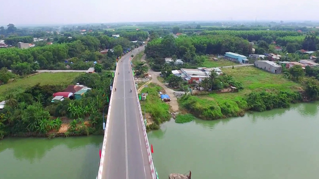 Dự án xây dựng cầu Bạch Đằng 2 bắc qua sông Đồng Nai là một trong những dự án chưa hoàn thành giải ngân. Hiện tại, chỉ có một cây cầu Bạch Đằng nối liền cù lao Bạch Đằng với TX.Tân Uyên bắc qua sông Đồng Nai. Ảnh: Trần Khánh