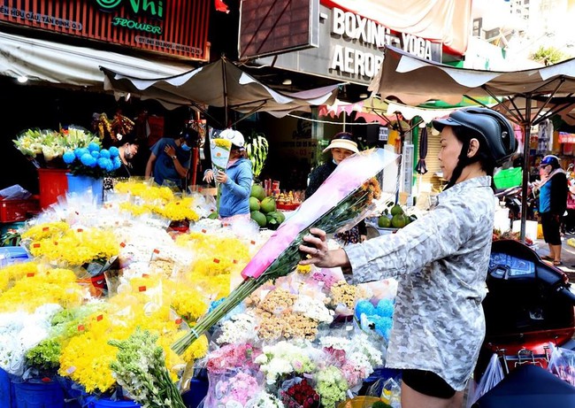 Kênh bán lẻ đóng cửa, cửa hàng tiện lợi và thức ăn nhanh vẫn phục vụ xuyên Tết - Ảnh 1.