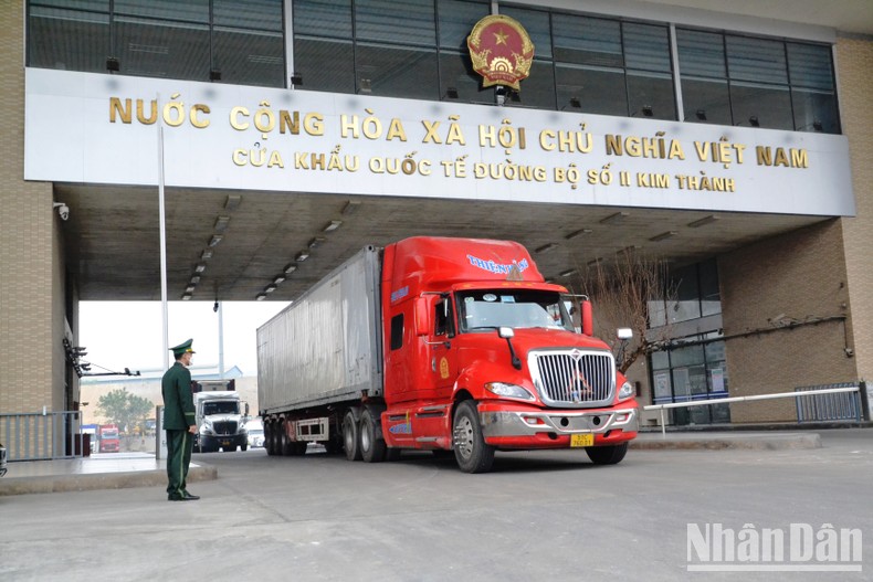 Xuất khẩu thanh long, xông đất Cửa khẩu Kim Thành sáng mùng 1 Tết - Ảnh 2. Xuất khẩu thanh long, xông đất Cửa khẩu Kim Thành sáng mùng 1 Tết - Ảnh 2.