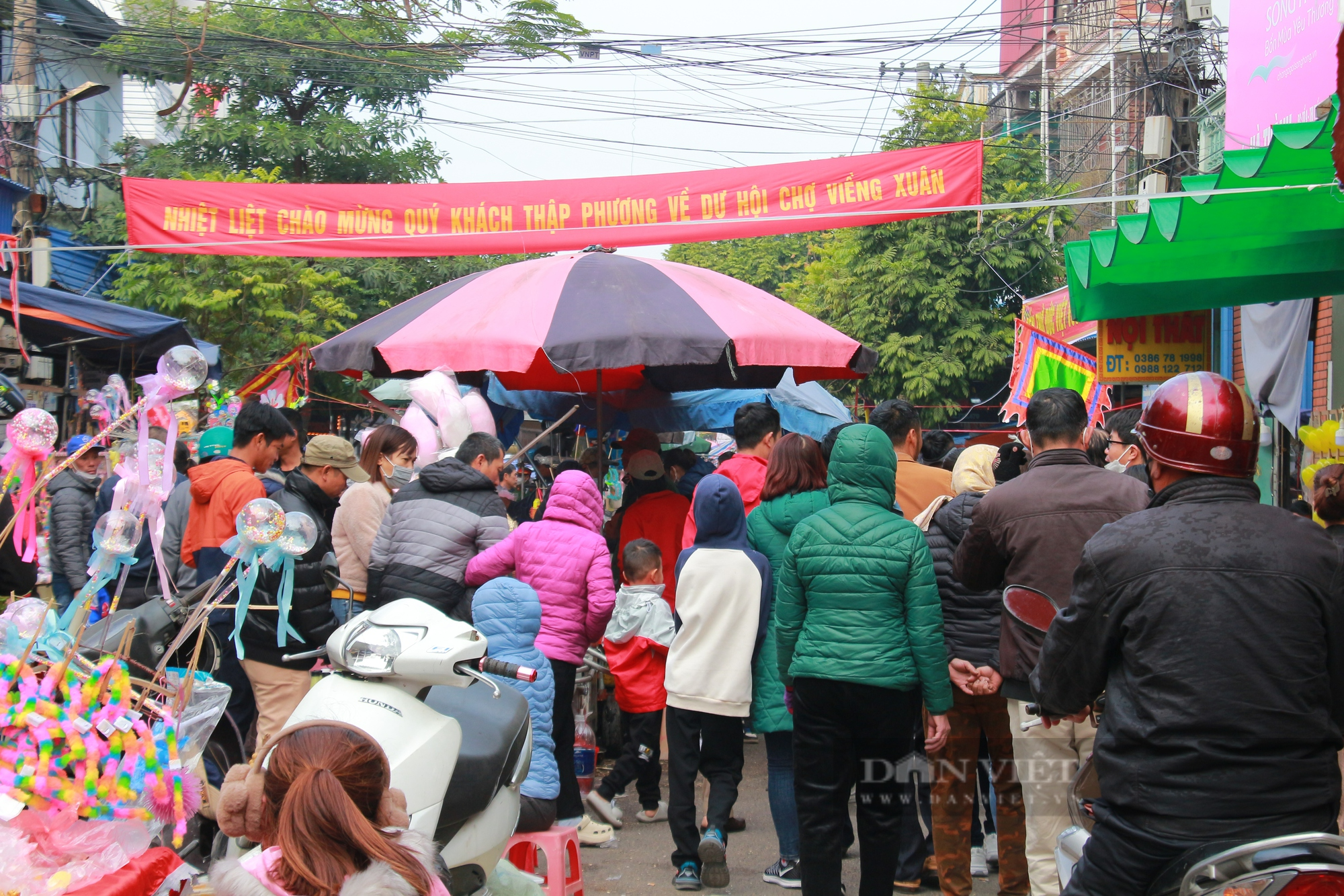 Ngoài chợ Viềng Phủ, chợ Viềng Chùa có gì đặc biệt mà hàng vạn người kéo đến mua sắm lấy may - Ảnh 1.