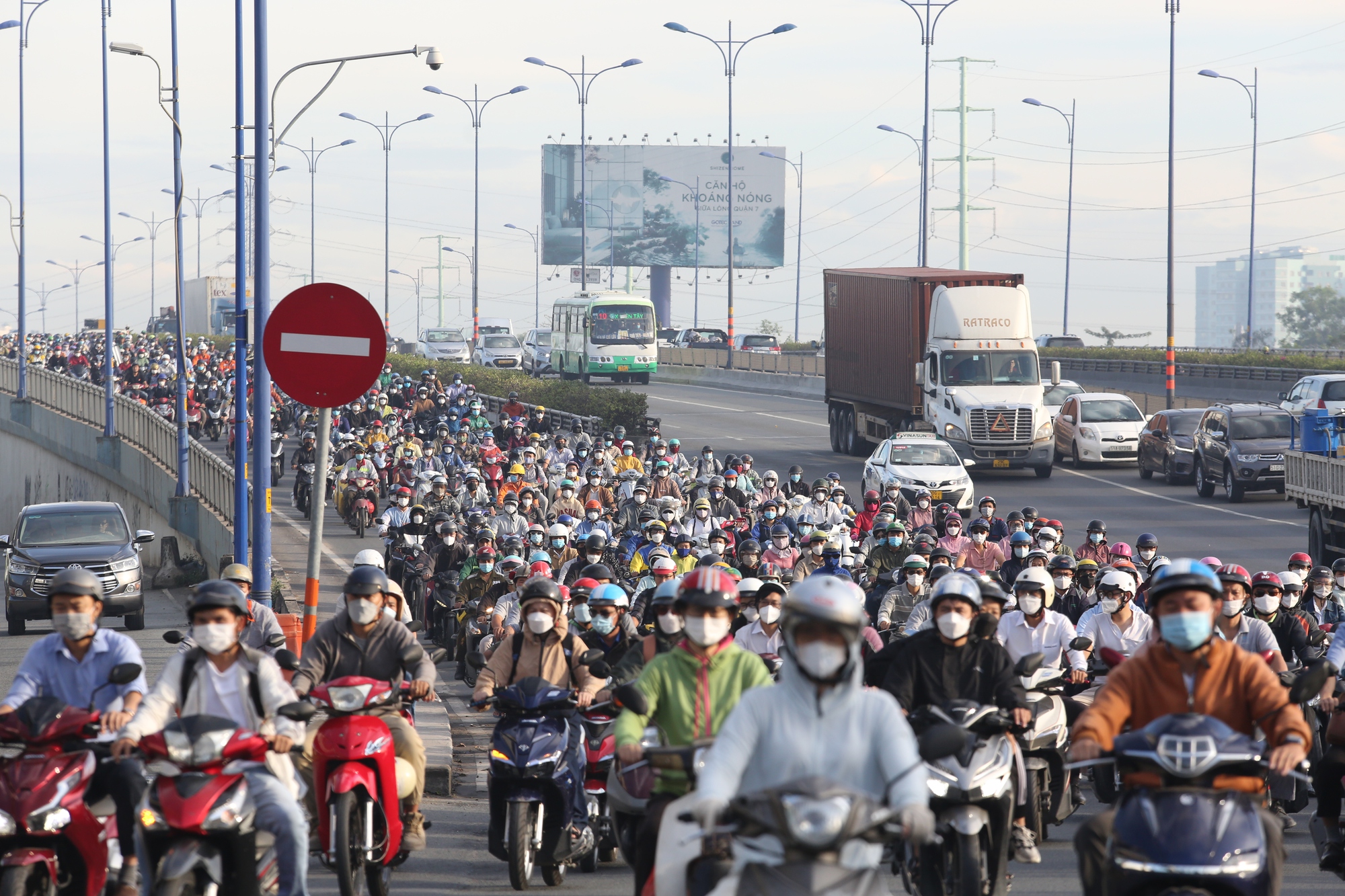 Ngày đầu năm mới 2023, nhiều tuyến đường, cửa ngõ ở TP.HCM ùn tắc kéo dài - Ảnh 2.