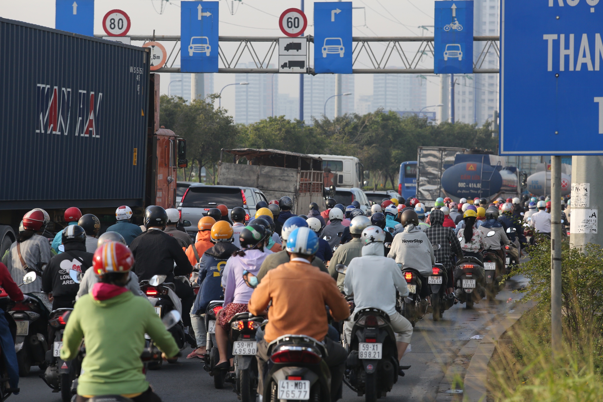 Ngày đầu năm mới 2023, nhiều tuyến đường, cửa ngõ ở TP.HCM ùn tắc kéo dài - Ảnh 3.