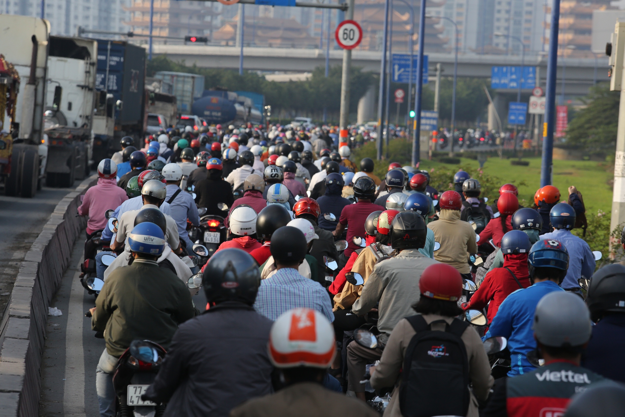 Ngày đầu năm mới 2023, nhiều tuyến đường, cửa ngõ ở TP.HCM ùn tắc kéo dài - Ảnh 4.