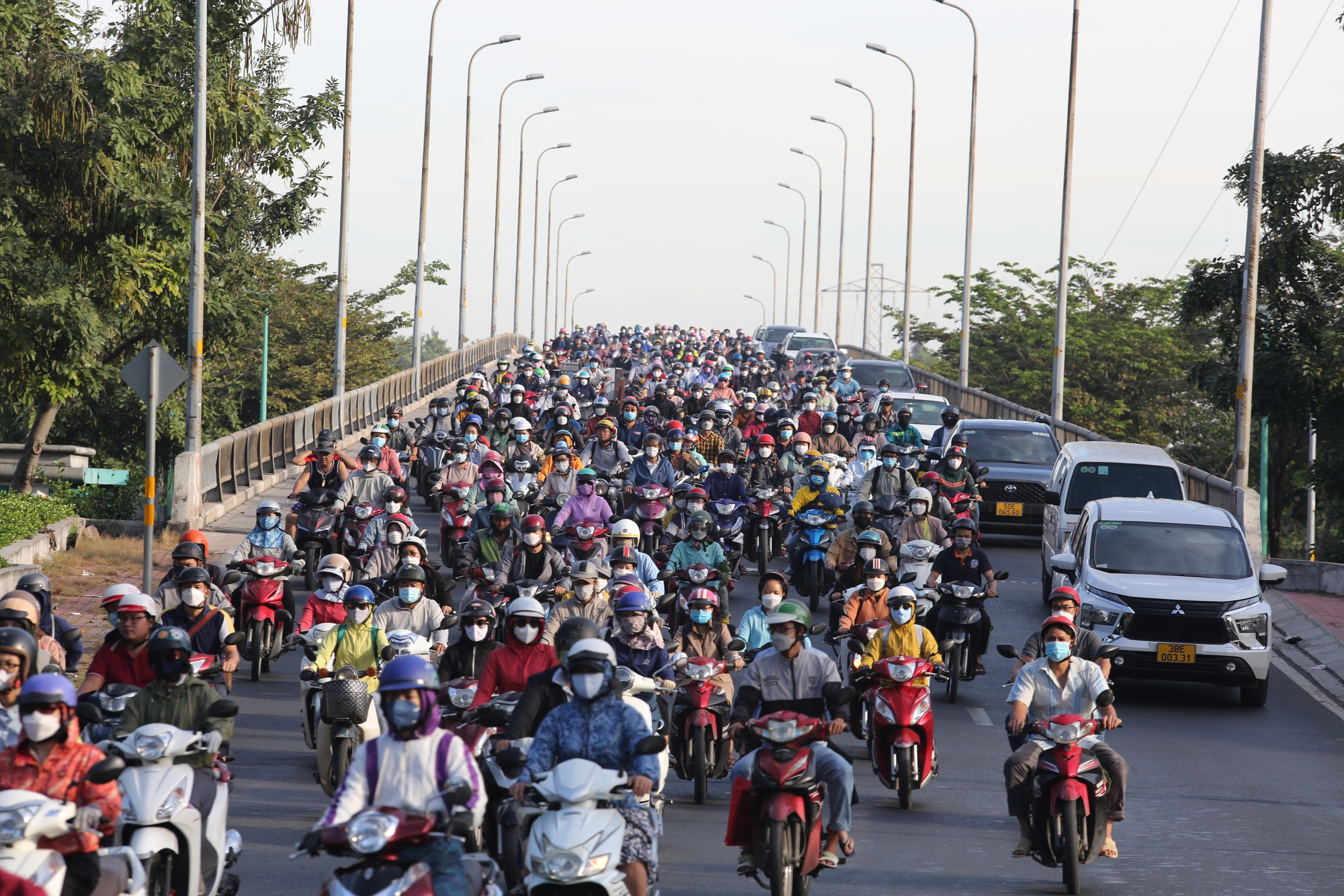 Ngày đầu năm mới 2023, nhiều tuyến đường, cửa ngõ ở TP.HCM ùn tắc kéo dài - Ảnh 6.