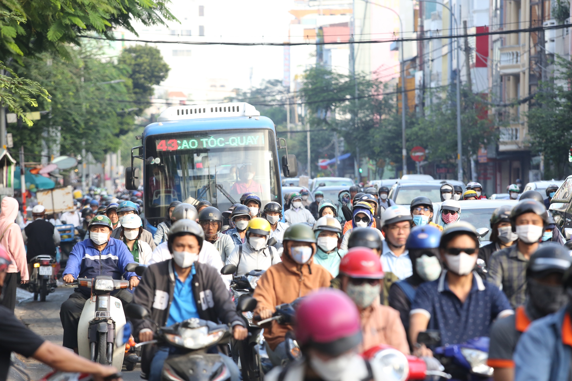 Ngày đầu năm mới 2023, nhiều tuyến đường, cửa ngõ ở TP.HCM ùn tắc kéo dài - Ảnh 7.