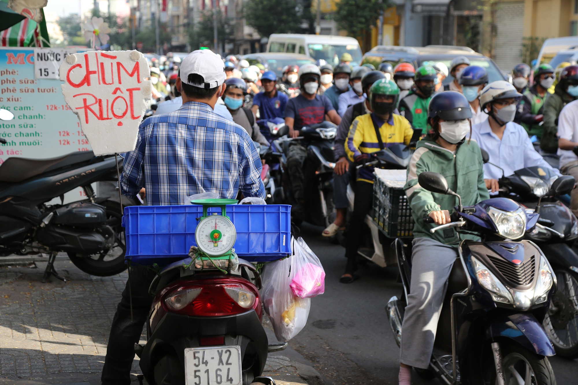 Ngày đầu năm mới 2023, nhiều tuyến đường, cửa ngõ ở TP.HCM ùn tắc kéo dài - Ảnh 9.