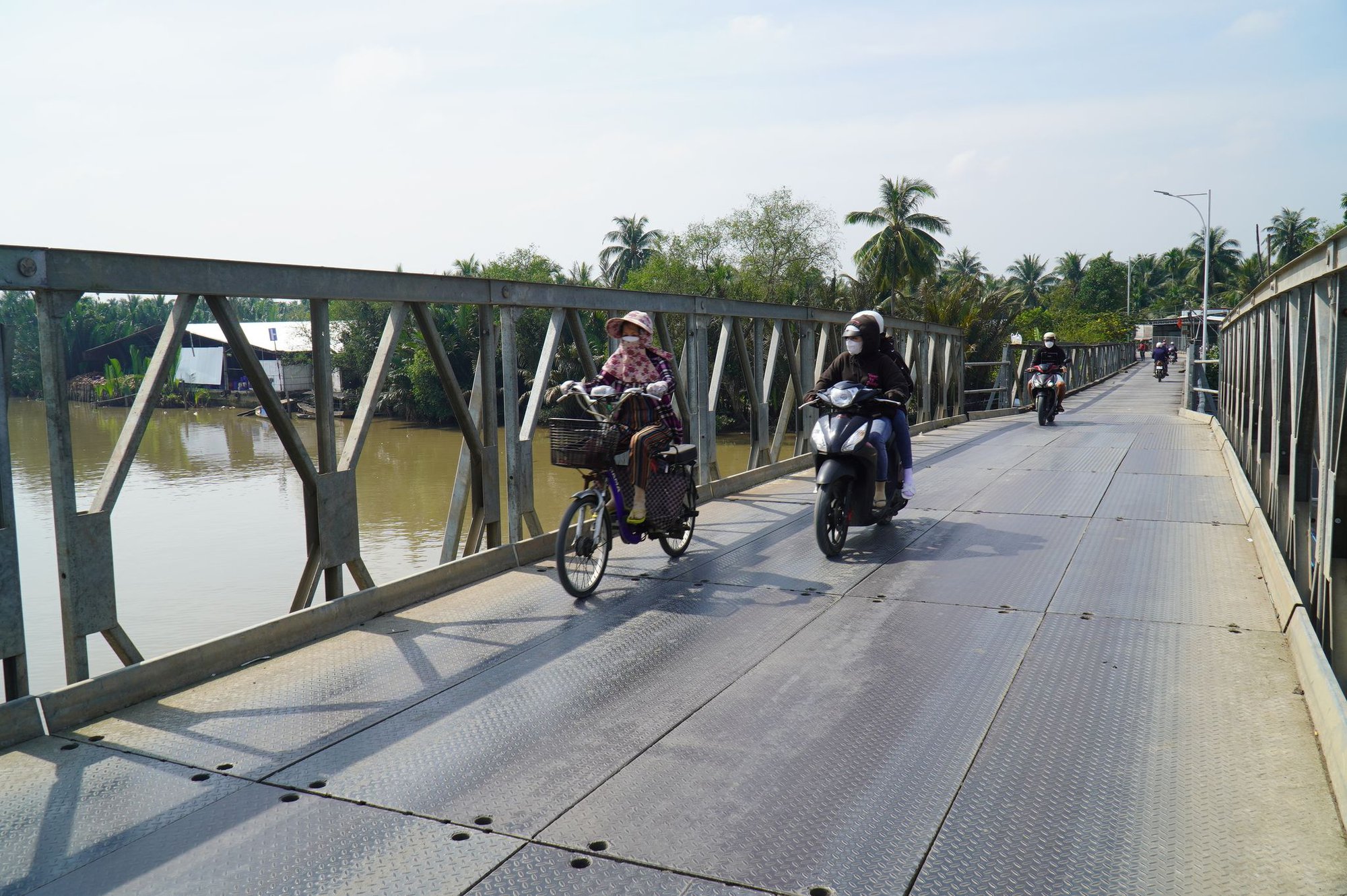 Va chạm xe trên cầu, bé trai rớt xuống sông, tài xế xe tải nhảy theo cứu nhưng cả hai đều bị nước cuốn trôi - Ảnh 2.