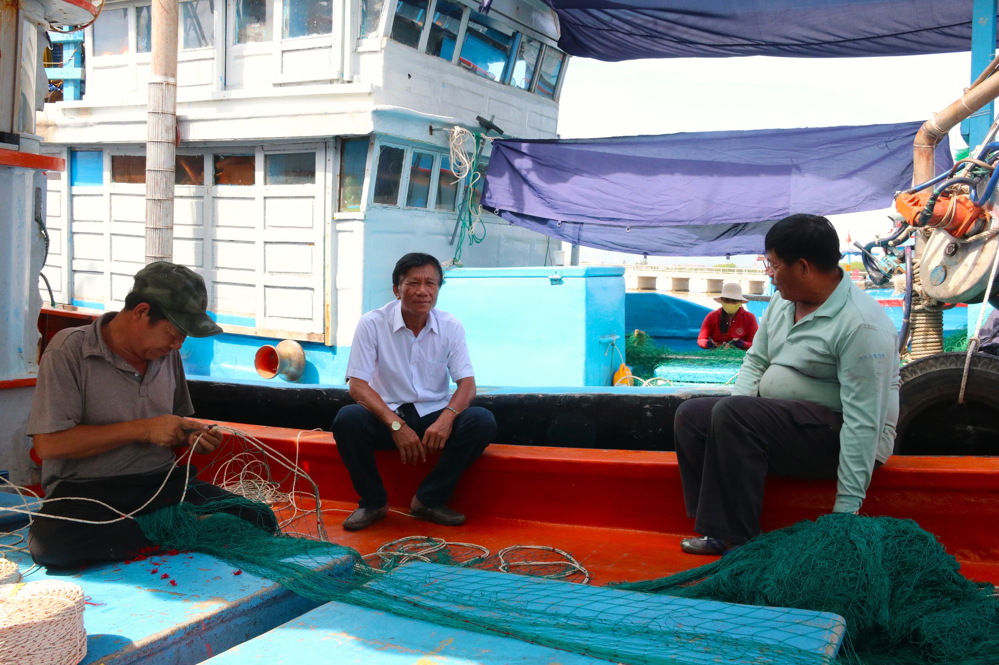 Ngư dân Ninh Thuận hối hả vươn khơi đón &quot;lộc&quot; biển sau Tết - Ảnh 3.