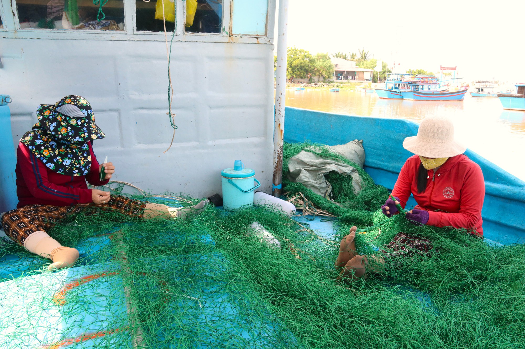 Ngư dân Ninh Thuận hối hả vươn khơi đón &quot;lộc&quot; biển sau Tết - Ảnh 4.