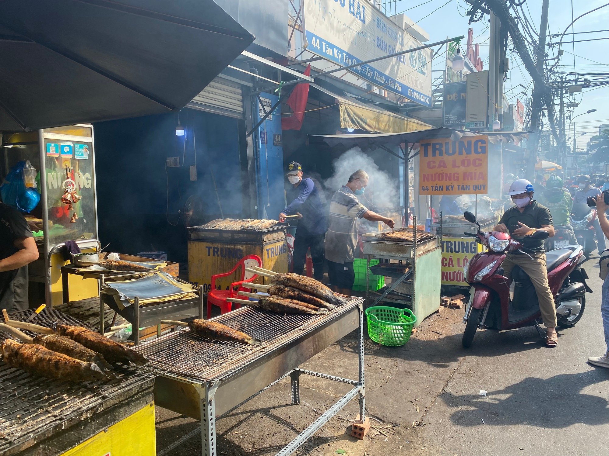 Bà nội trợ bất ngờ với giá cả đồ cúng Thần Tài - Ảnh 4.