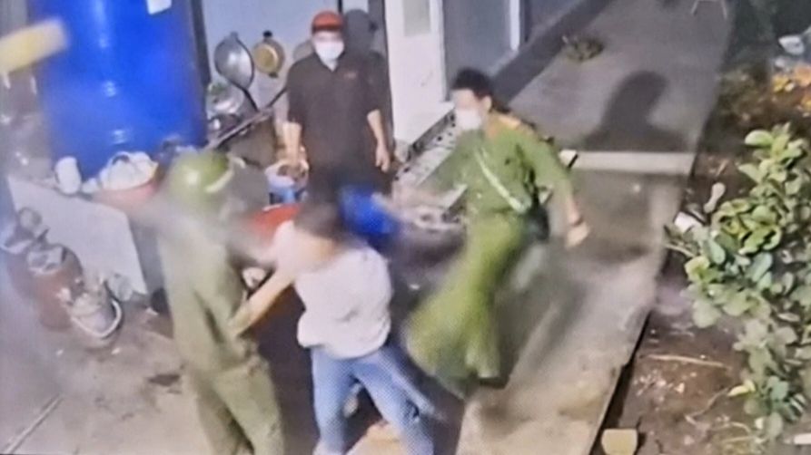 Góc nhìn pháp lý đại úy công an đá người say rượu ở Bến Tre - Ảnh 1.