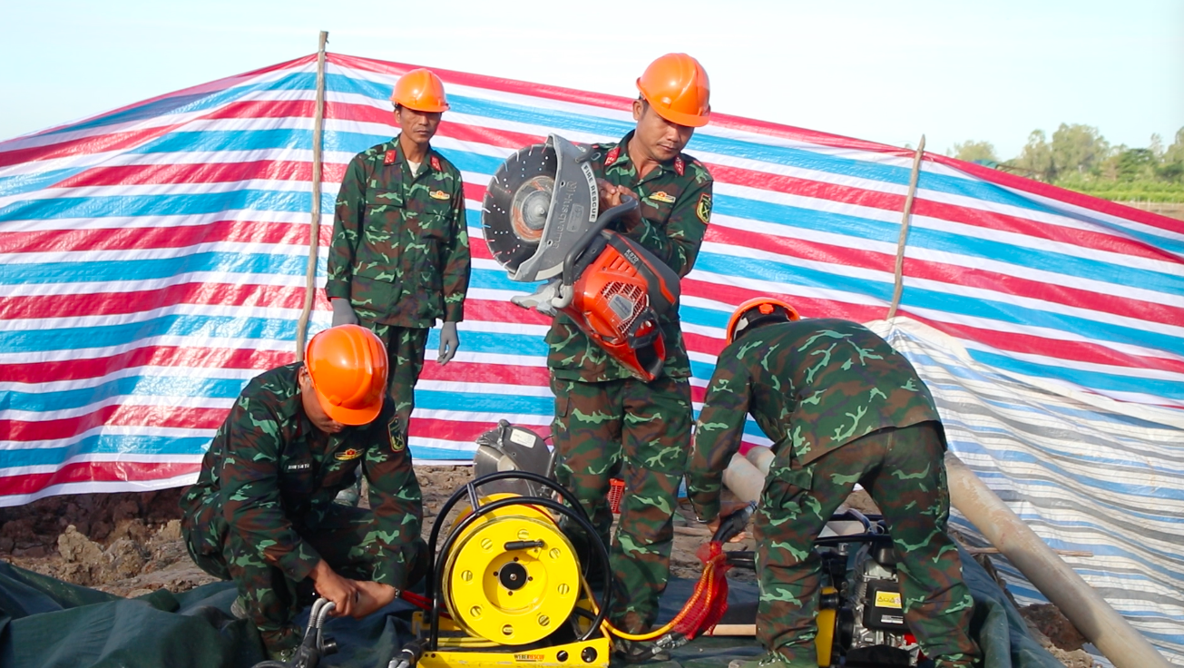 Bộ Giao thông vận tải, Bộ Xây dựng cùng chuyên gia đến Đồng Tháp hỗ trợ giải cứu bé trai lọt vào trụ bê tông - Ảnh 5.