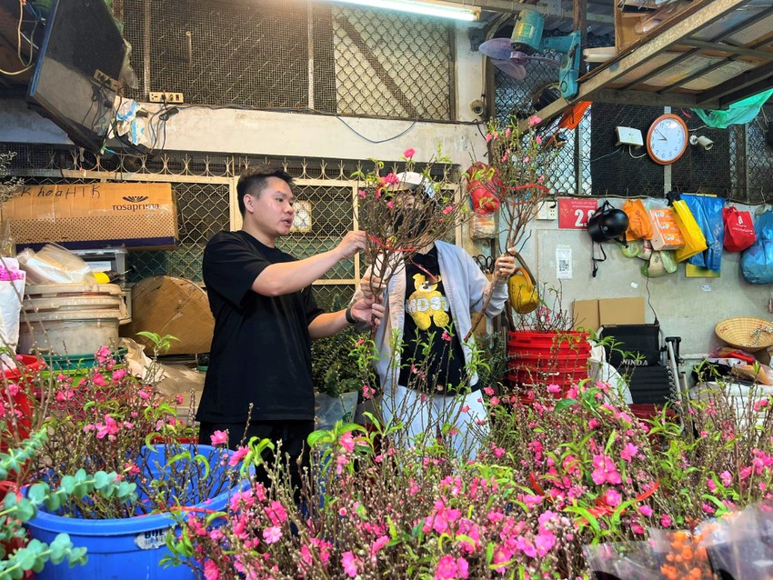 Người dân TP.HCM bắt đầu mua đào phía Bắc về đón Tết sớm - Ảnh 3.