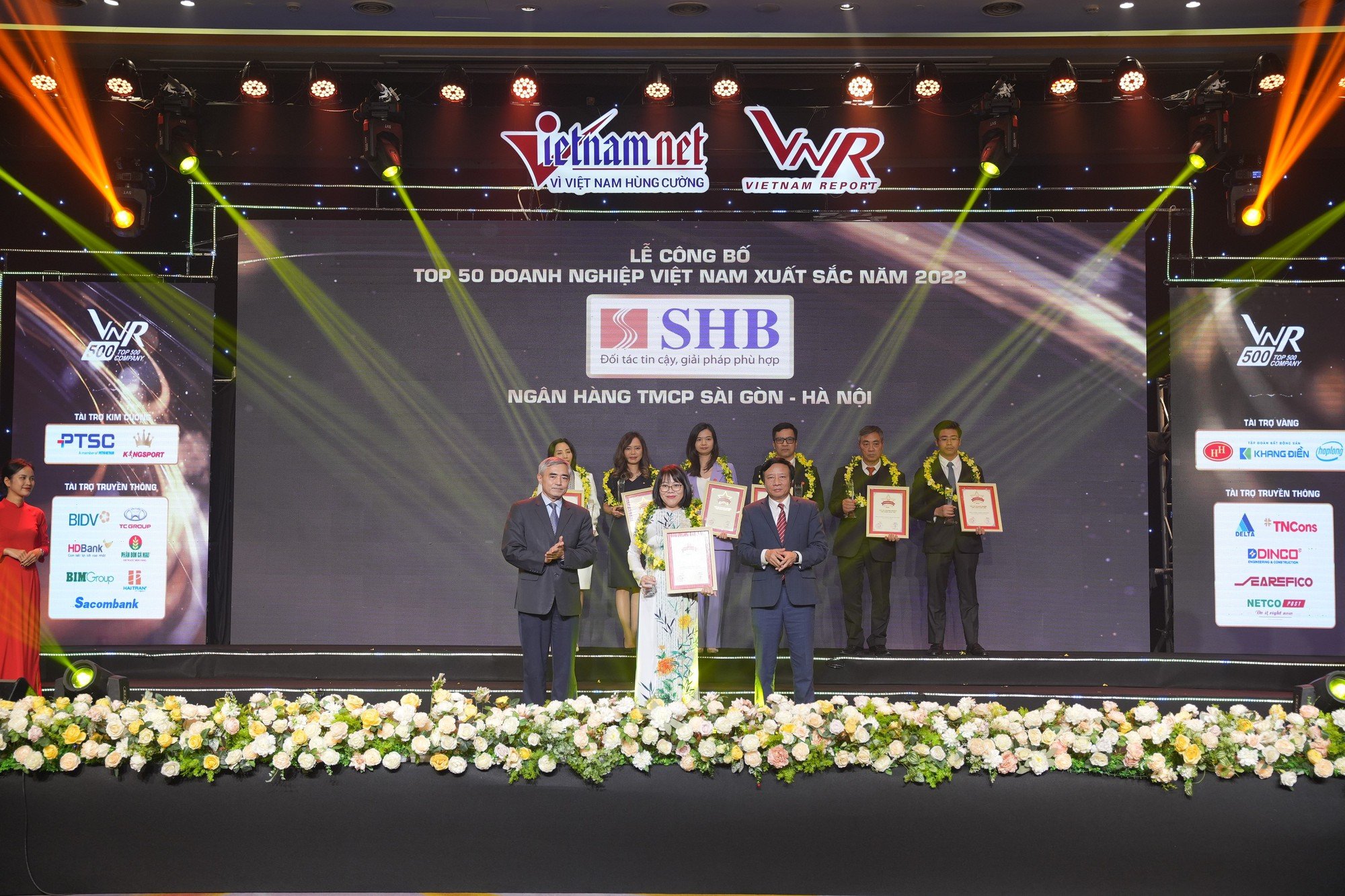 Khẳng định vị thế, SHB lần thứ 4 được vinh danh  Top 50 doanh nghiệp xuất sắc nhất năm 2022  - Ảnh 1.