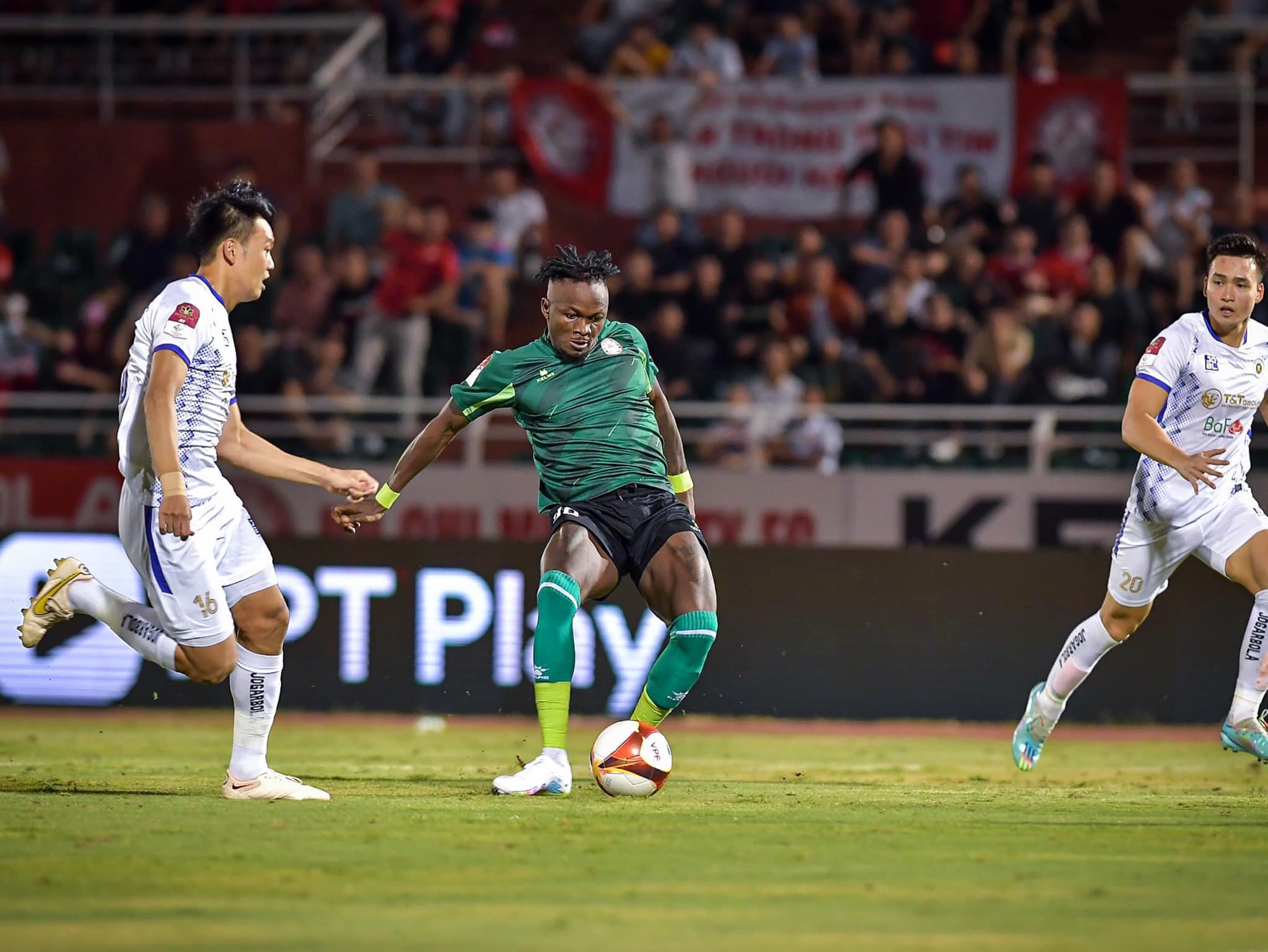Trở lại V.League, tiền đạo Victor Mansaray khoác áo CLB nào? - Ảnh 2.