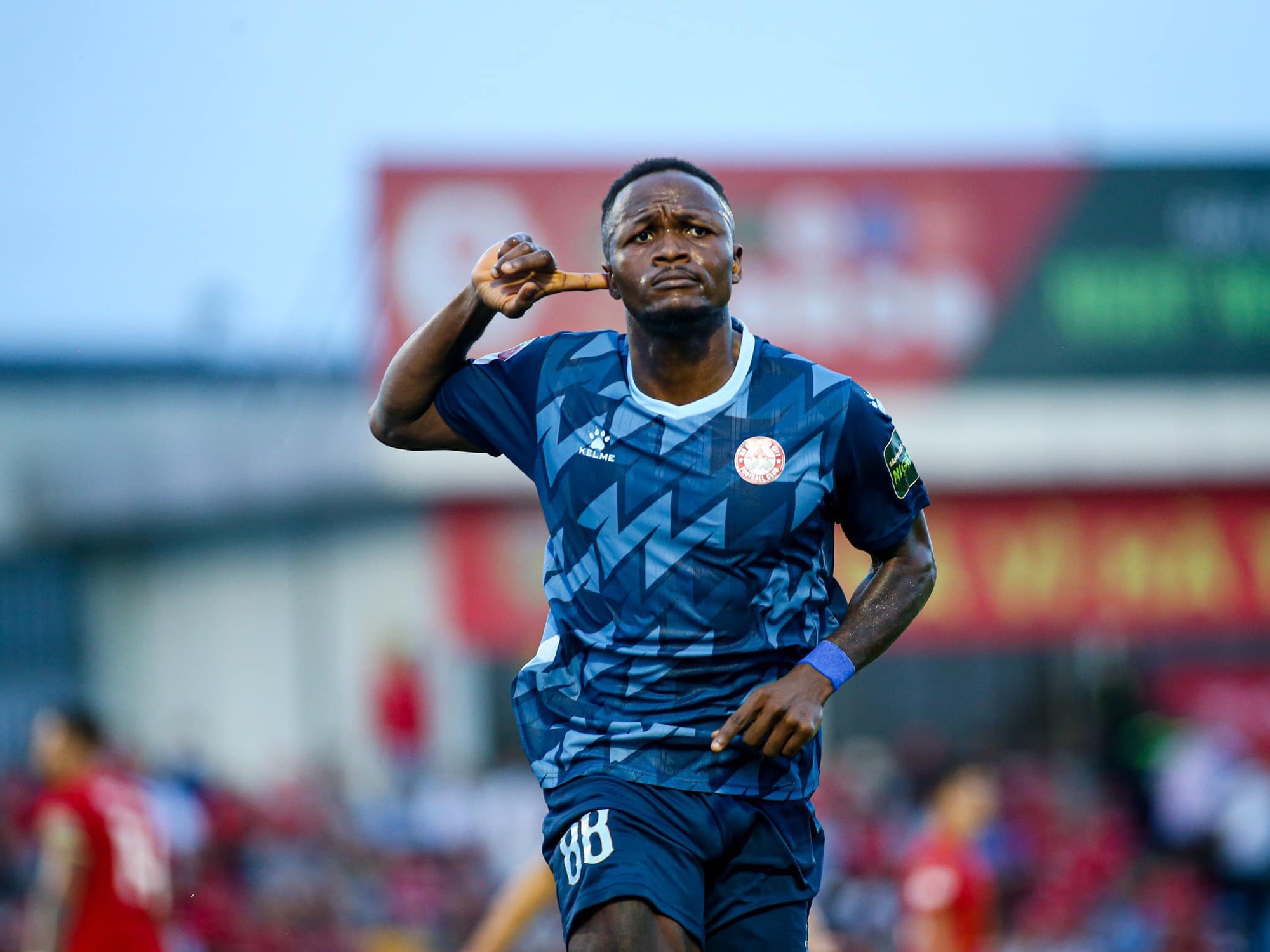 Trở lại V.League, tiền đạo Victor Mansaray khoác áo CLB nào? - Ảnh 1.