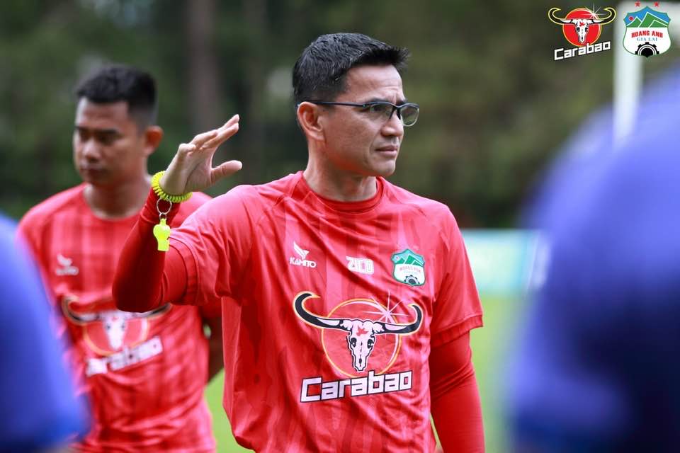 HLV Kiatisak thay ngoại binh HAGL vào phút chót? - Ảnh 2.