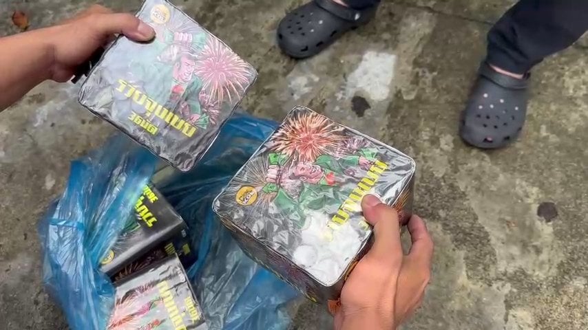 Thừa Thiên Huế: Bắt giữ xe ô tô vận chuyển pháo hoa nổ và nhiều hàng hóa nhập lậu - Ảnh 2. Thừa Thiên Huế: Bắt giữ xe ô tô vận chuyển pháo hoa nổ và nhiều hàng hóa nhập lậu - Ảnh 2.