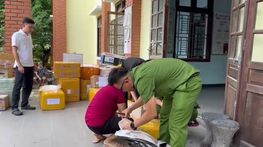 Thừa Thiên Huế: Bắt giữ xe ô tô vận chuyển pháo hoa nổ và nhiều hàng hóa nhập lậu - Ảnh 1. Thừa Thiên Huế: Bắt giữ xe ô tô vận chuyển pháo hoa nổ và nhiều hàng hóa nhập lậu - Ảnh 1.