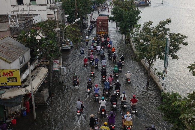 Triều cường dâng cao, hàng loạt tuyến đường ở TP.HCM có khả năng bị ngập - Ảnh 1.