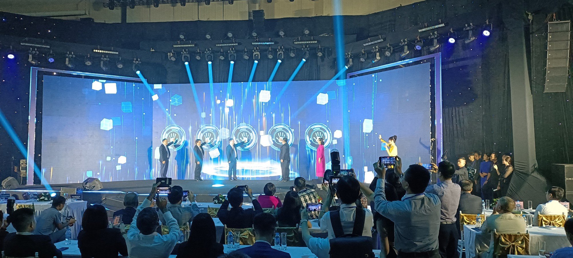 Nhiều dịch vụ công tại TP.HCM đạt kết quả khả quan về hoạt động thanh toán không dùng tiền mặt - Ảnh 2.