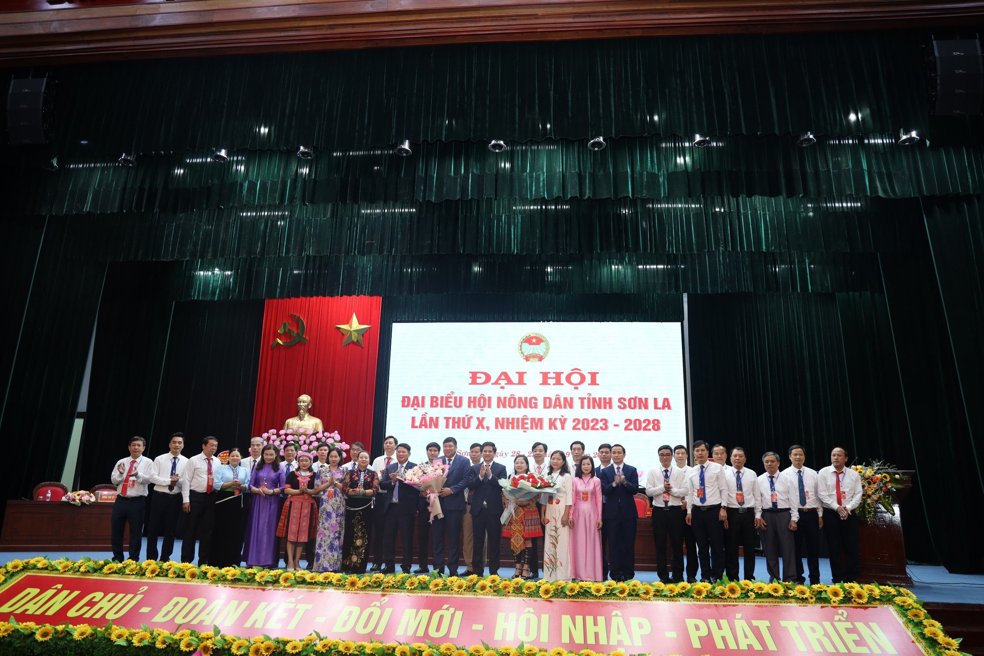 Đẩy mạnh các hoạt động dịch vụ, tư vấn, hỗ trợ nông dân làm giàu - Ảnh 1.