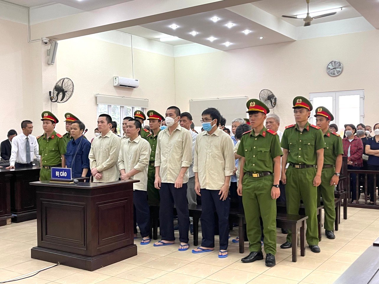 Cựu giám đốc Sở Lao động Thương binh và Xã hội Bình Dương lãnh 2 năm 6 tháng tù - Ảnh 1.
