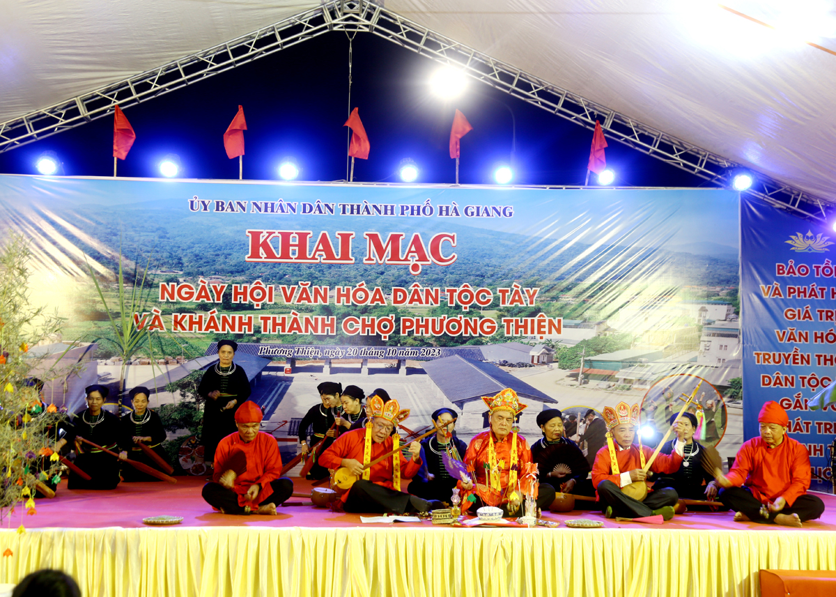 Hà Giang: Tưng bừng khai mạc Ngày hội văn hóa dân tộc Tày  - Ảnh 2.