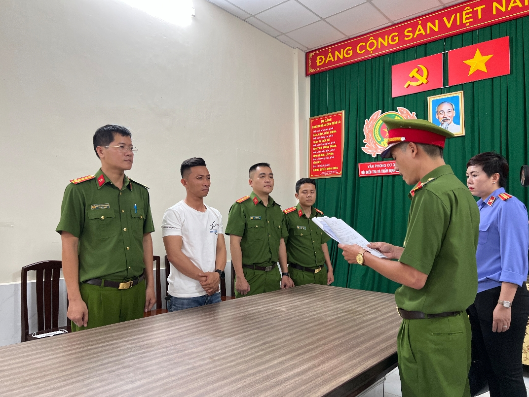 TP.HCM: Tạm giữ mô tô mà người mẫu Ngọc Trinh cầm lái, mở động điều tra vụ án - Ảnh 2.
