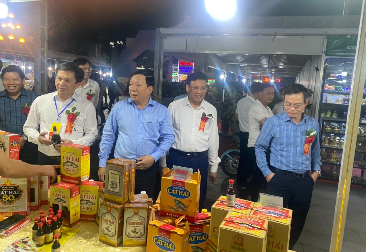 Hải Phòng: Khai mạc hội chợ nông nghiệp và triển lãm sản phẩm OCOP vùng Đồng bằng sồng Hồng - Ảnh 2.