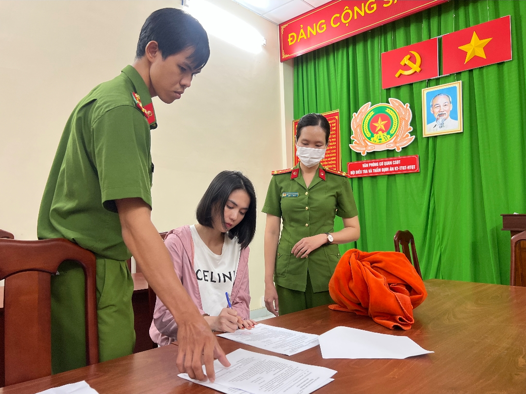 TP.HCM: Tạm giữ mô tô mà người mẫu Ngọc Trinh cầm lái, mở động điều tra vụ án - Ảnh 1.